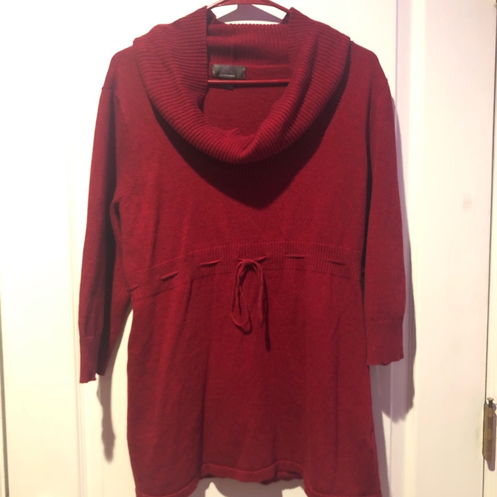 quarter sleeve sweater with scoop neck